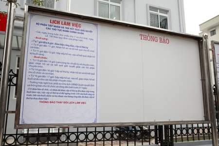 Bảng thông báo mới của quận Bắc Từ Liêm vẫn chưa có gì mới ngoài nội quy và thời gian tiếp công dân.