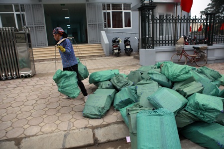 Hồ sơ tài liệu đang được chuyển đến quận Bắc Từ Liêm chiều 1/4.