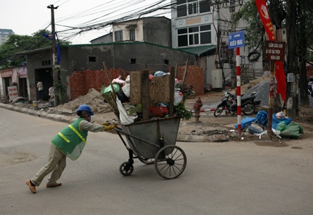 Tuyến phố Kiều Mai dẫn vào quận Bắc Từ Liêm đang được công nhân vệ sinh môi trường dọn dẹp sạch sẽ.