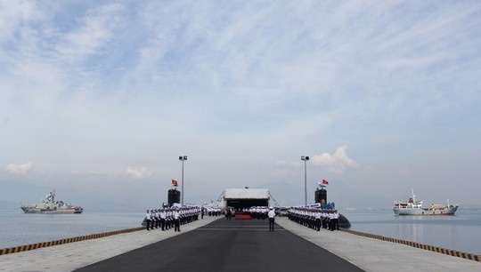 Trước đó, Thượng tá Trần Thanh Nghiêm, Lữ đoàn trưởng Lữ đoàn tàu ngầm 189 Quân chủng Hải quân, cho biết đơn vị đã tập luyện nghiêm túc để chuẩn bị chu đáo cho lễ thượng cờ cấp quốc gia.