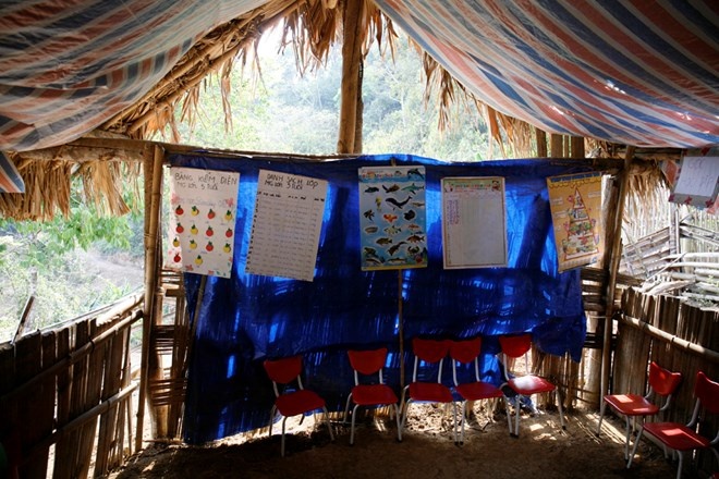 Phòng học đơn sơ nền đất xung quanh quay lại bằng tre nứa mái cọ. Vào mùa đông gió rét cô giáo phải nhóm lửa giữa lớp để các cháu sưởi ấm. 100% học sinh lớp cô giáo Tòng Thị Minh dạy là dân tộc Mông.