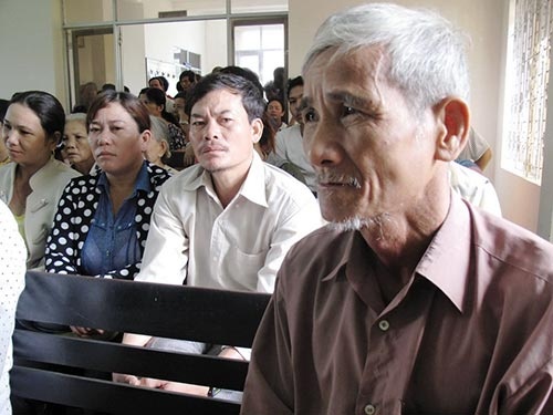 Vu cong an dung nhuc hinh: Can tra ho so dieu tra lai hinh anh