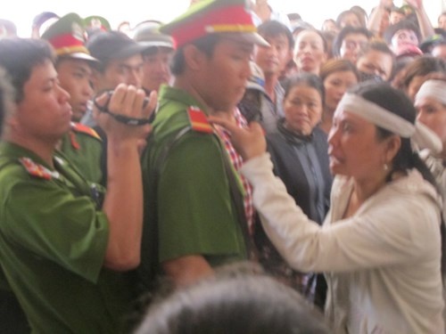 Hon loan sau khi toa tuyen an 5 cong an dung nhuc hinh hinh anh