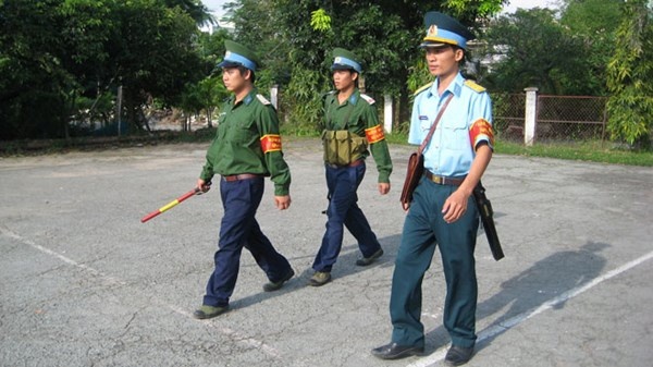 Một phiên tuần tra của lính vệ binh sân bay.