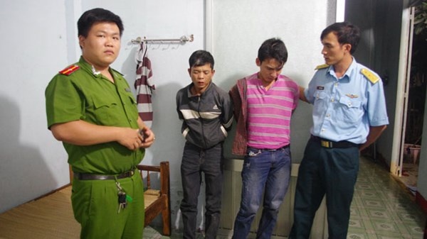 Hai tên cướp (giữa) bị thiếu úy Hoàng Đình Nguyên cùng hai chiến sĩ Nguyễn Đình Thuận, Nguyễn Đức Vinh bắt sống, bàn giao cho công an.