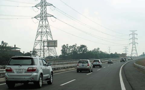 Hiện nay các phương tiện từ Nội Bài đi Tuyên Quang theo đường QL2 mất khoảng 2 giờ 45 (118km) và đi Hà Giang theo đường QL2 mất 4 giờ 30 (270km). 