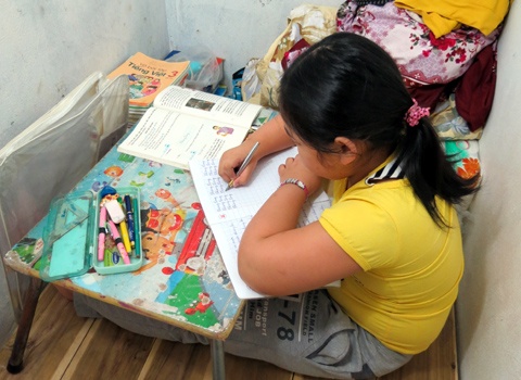 Be gai bi me xay 'lo cot' giam cam giua Ha Noi hinh anh