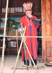 Thầy pháp sư đang thổi tù và trước khi bắt đầu nghi lễ.