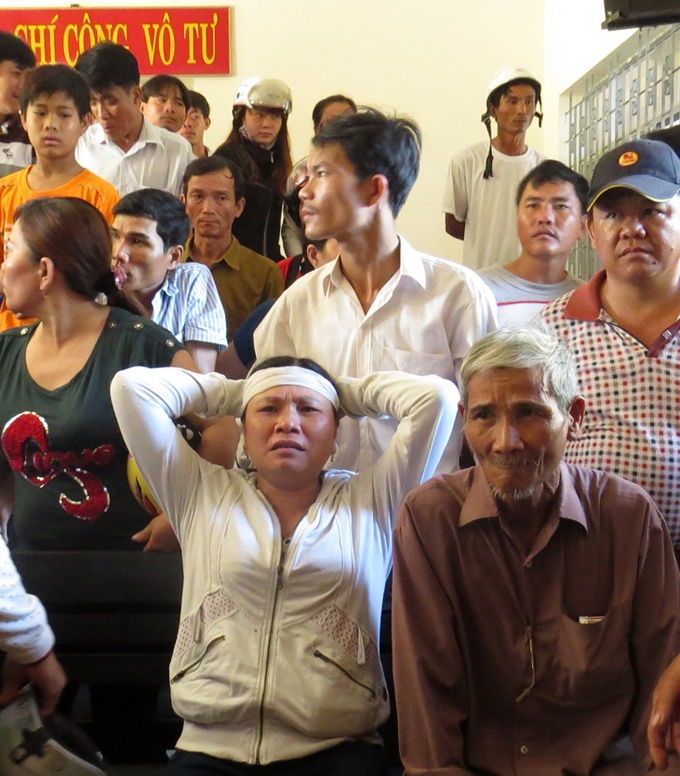 Bà Ngô Thị Tuyết (chị của nạn nhân Kiều) và ông Ngô Văn Cộ (cha của nạn nhân Kiều) bất bình trước bản án tòa tuyên.