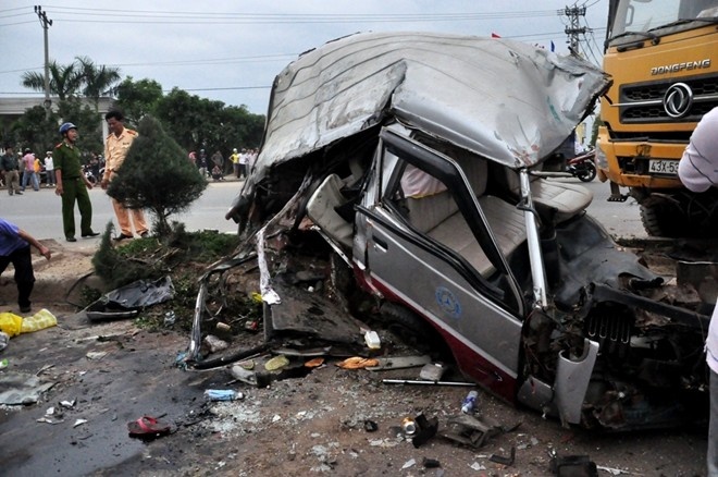 Xe khach bi tong 2 lan, 12 nguoi nguy kich hinh anh