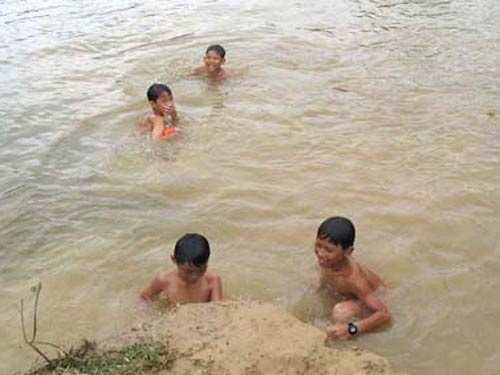 Tam suoi, hai hoc sinh tieu hoc chet duoi hinh anh