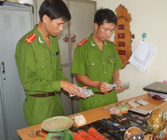 Pha truong ga, hon 30 nguoi bi bat hinh anh