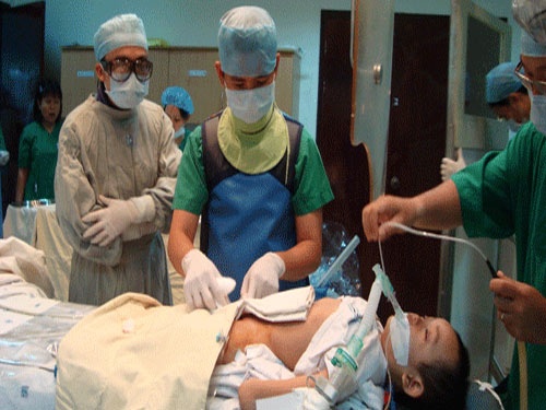 Be 3 tuoi tu vong vi uong phai nuoc soi hinh anh