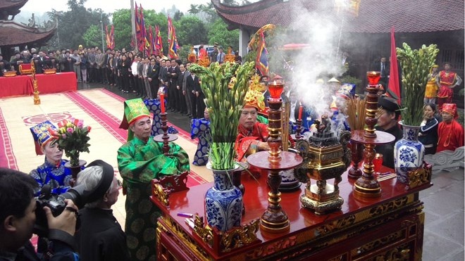 Dang huong le gio Duc Quoc to Lac Long Quan o den Hung hinh anh