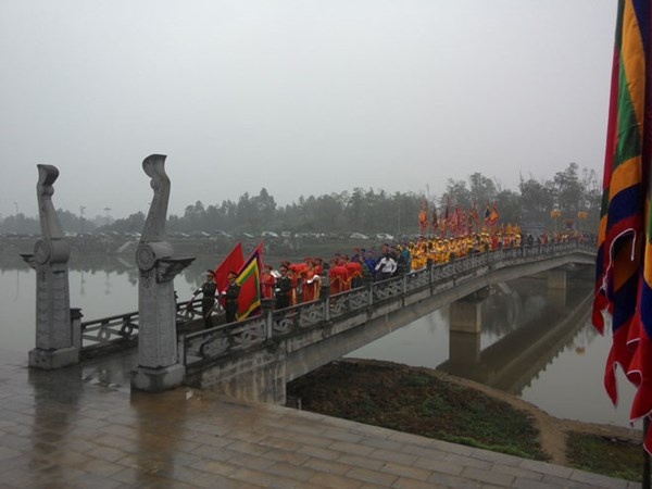 Tiếp đến là hai hàng thiếu nữ mang hương hoa, lễ vật, tiếp theo là đoàn rước kiệu cổ của xã Chu Hóa (TP Việt Trì), phía sau là chủ lễ và đoàn dâng hương.