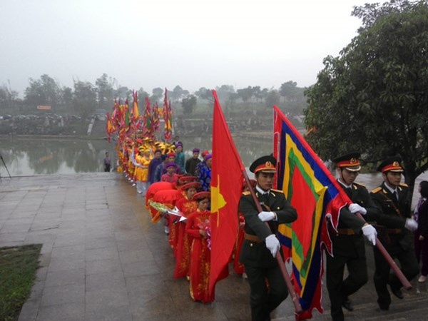 Chủ tịch UBND tỉnh Phú Thọ, ông Chu Ngọc Anh, và các lãnh đạo khác của tỉnh Phú Thọ thay mặt nhân dân cả nước dâng hương hoa, lễ vật lên Đức Quốc Tổ Lạc Long Quân trong Đền thờ.