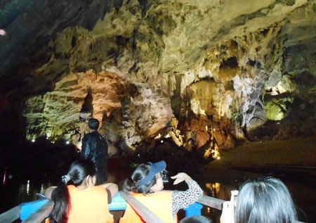Khách vào tham quan động ướt ở Phong Nha.
