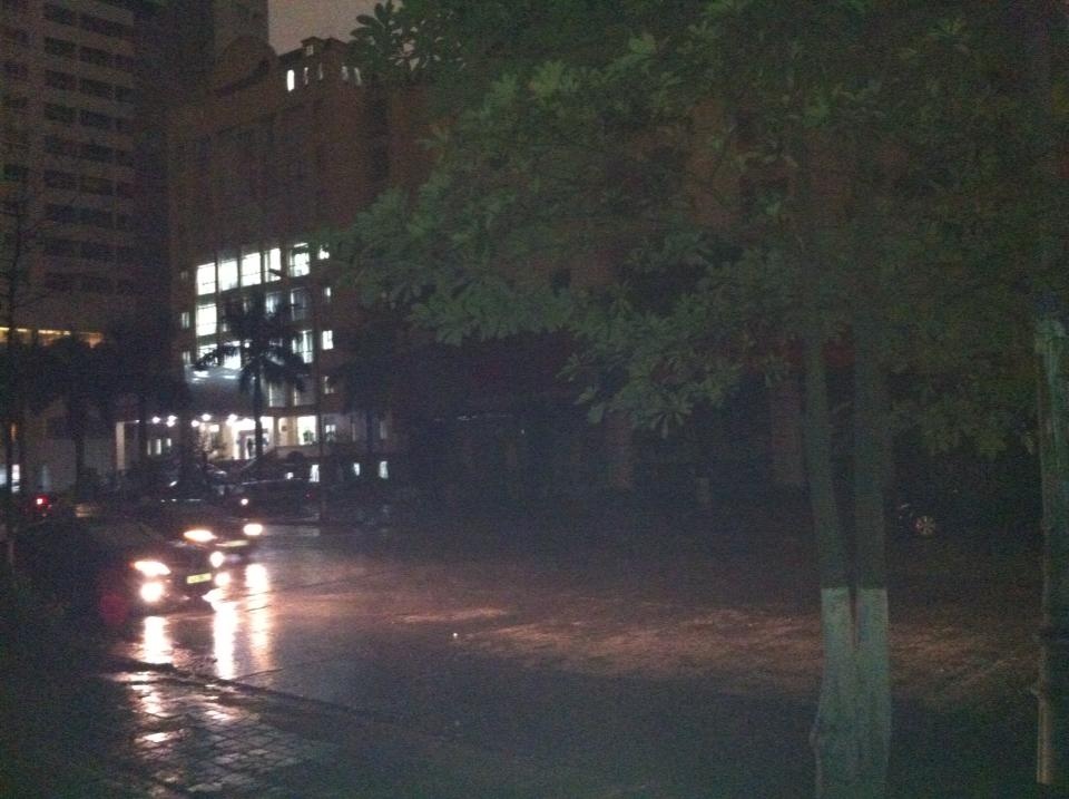 Trời bỗng nhiên tối sầm vào lúc 9h05. (Ảnh độc giả cung cấp).