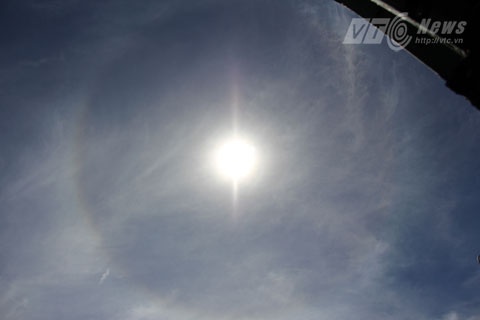 Vầng sáng xung quanh mặt trời đậm dần.