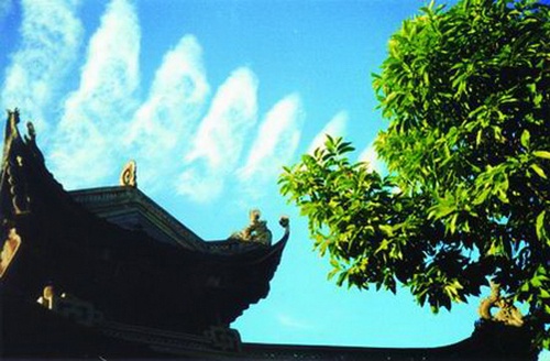 Sáng 1/9/1989, nhiều người thấy đám mây hình rồng Đền Đô (Bắc Ninh).