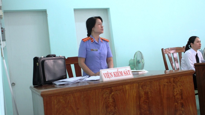 Đại diện VKSND tỉnh Bình Thuận cho rằng bị cáo lùa dê đi là trộm cắp tài sản và không tranh luận với luật sư đàn dê thuộc sở hữu những ai.