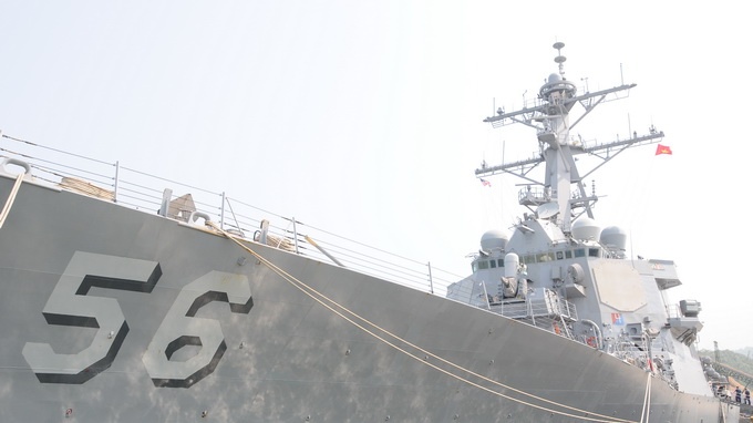 Tàu khu trục mang tên lửa dẫn đường USS McCain cập cảng Tiên Sa Đà Nẵng sáng 7/4.