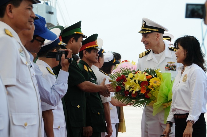 Đại diện Hải quân Việt Nam tặng hoa lưu niệm cho đại diện lực lượng Hải quân Hoa Kỳ tại lễ đón đoàn.