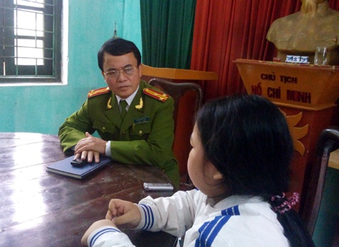 Cuu be gai bi me xay 'lo cot' giam cam giua Ha Noi hinh anh