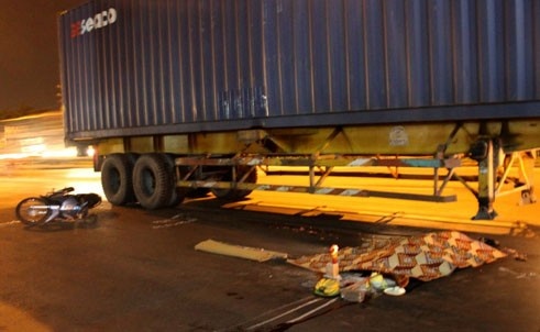 Nu sinh di mua com bi xe container can chet hinh anh