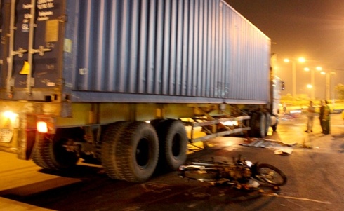 Nu sinh chet tham duoi banh xe container khi di mua com hinh anh