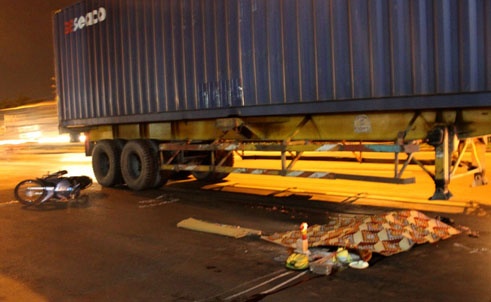 Chứng kiến cảnh bạn của mình chết thảm trên đường, Cẩm khóc gào thảm thiết, rơi vào trạng thái hoảng loạn rồi ngất đi. Lúc này, người dân khu vực liền đưa Cẩm vào bệnh viện để băng bó vết thương. Nhiều bạn bè của nạn nhân hay tin nhanh chóng đến hiện trường, cho biết Huyền là sinh viên 1 trường trung cấp trên địa bàn TPHCM. Vào thời gian trên, Huyền và Cẩm rủ nhau đi mua cơm về phòng trọ ăn tối. 