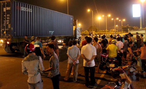 Người dân tụ tập tại hiện trường tai nạn thương tâm.