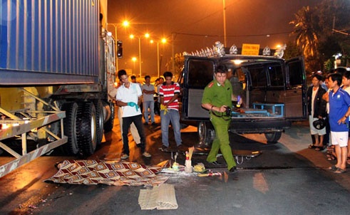 Nhận tin báo, CSGT và CAQ.Thủ Đức nhanh chóng có mặt, tiến hành khám nghiệm hiện trường và điều tra nguyên nhân tai nạn. Đến 22 giờ 30 cùng ngày, hiện trường tai nạn thương tâm làm 1 nữ sinh tử vong mới được giải quyết xong.