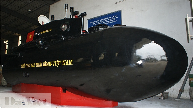 Ngày 5/4/2014, doanh nhân Nguyễn Quốc Hòa cho biết đã sơn hoàn thiện chiếc tàu ngầm do ông tự chế tạo để chuẩn bị cho chuyến thử nghiệm đầu tiên tại biển Tiền Hải, Thái Bình. Tàu được sơn màu đen bóng. Tên Tàu ngầm Trường Sa 01 được sơn chữ vàng