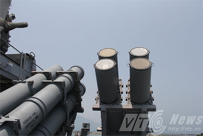 Kham pha suc manh khu truc USS John S. McCain den Da Nang hinh anh
