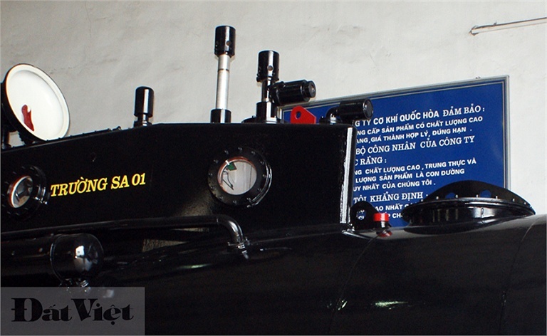 Lá quốc kỳ được sơn đỏ thắm ngay cạnh dòng chữ tên tàu.