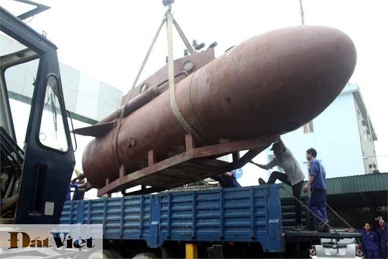 Ông Nguyễn Quốc Hòa cho biết chiều ngày 6/4, tàu đã sẵn sàng để ra biển. (Hình ảnh con tàu khi chưa được sơn hôm đưa ra từ bể thử nghiệm để di chuyển đến hồ nước).