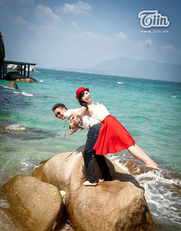 Yêu nhau trong xa cách, cả hai quý trọng những giây phút được ở cạnh nhau.