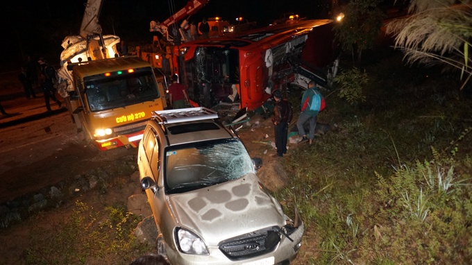 Clip xe khach va xe 7 cho tong vach nui hinh anh