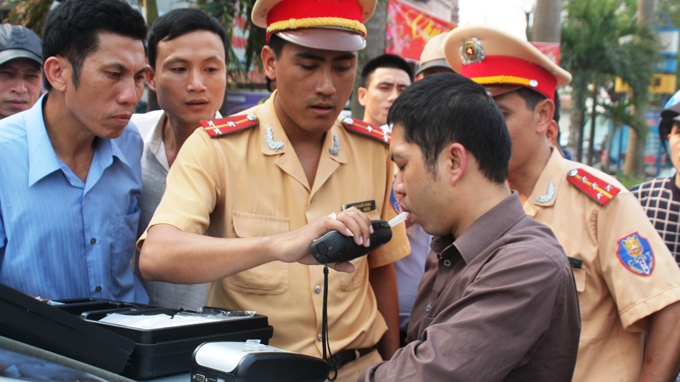 Tai xe say ruou, co thu tren xe la giang vien DH hinh anh