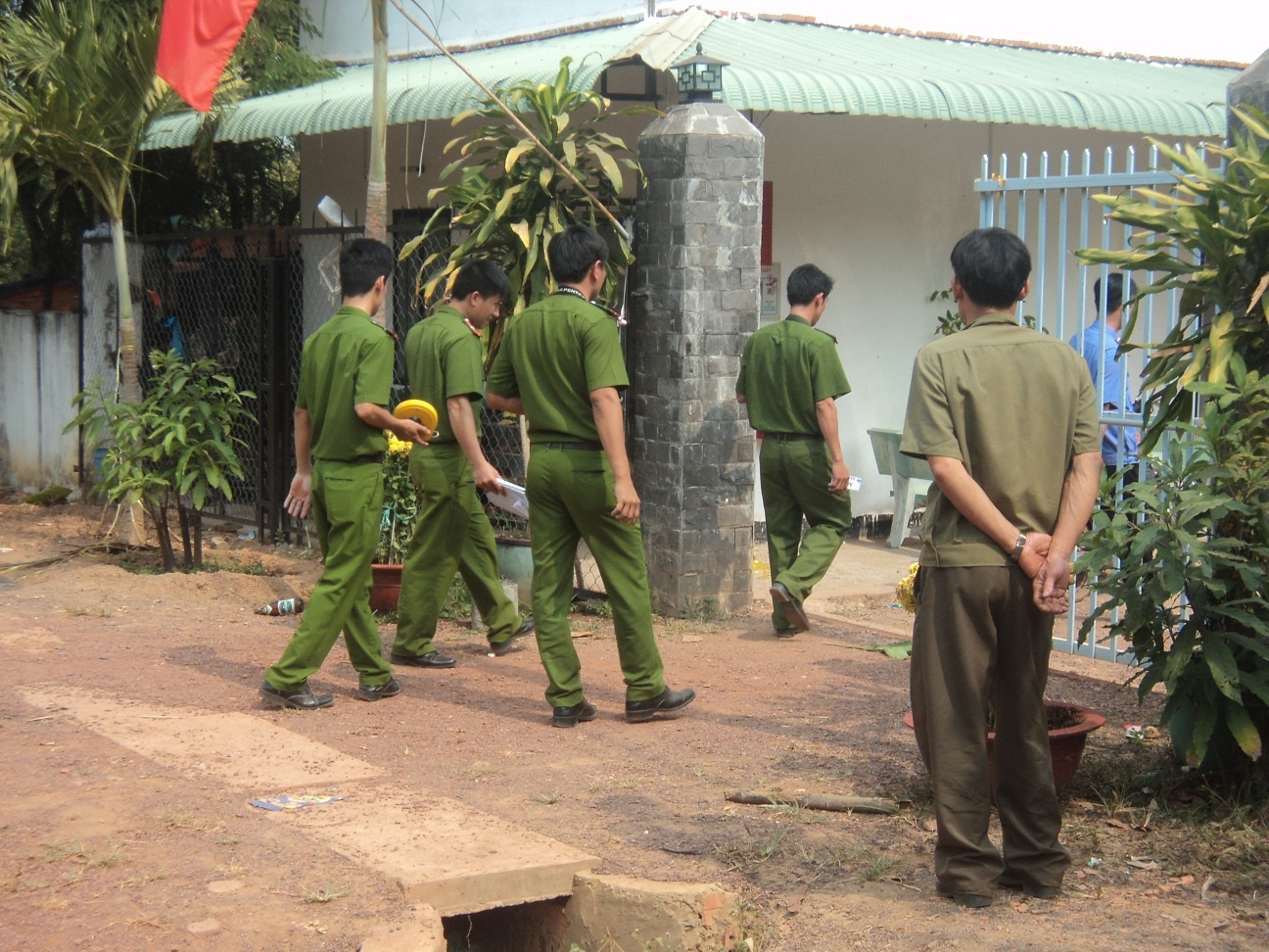 Công an khám nghiệm hiện trường vụ giết người vào ngày 10/2/2014.