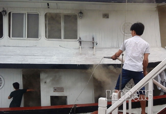 Theo một số chủ tàu, rất may hôm nay trên vịnh Hạ Long có mưa lất phất và gió không lớn như mọi ngày, sự việc lại diễn ra ban ngày, nếu không, con tàu QN 3736 có lẽ cũng chung số phận với tàu QN 4894 cháy và chìm nghỉm vào 18.2 vừa qua.