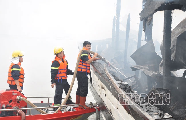 Một nhân viên của tàu QN 6018 - con tàu trực tiếp tham gia dập lửa ban đầu - cho biết, từ xa nhìn thấy khói nghi ngút bốc lên từ tàu QN 3736, thuyền trưởng hô hoán nhân viên chuẩn bị sang hỗ trợ dập lửa.