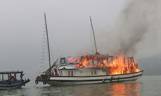 Chay tau tren vinh Ha Long, 17 du khach duoc cuu thoat hinh anh