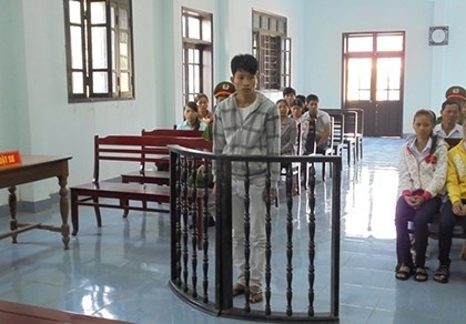 Bị cáo Xanh tỏ ra hối hận trước tòa.