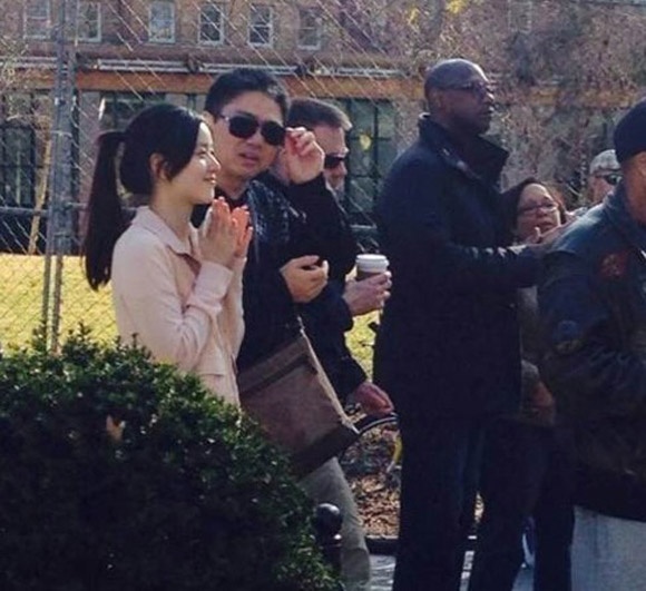 Nhắc tới “hot girl trà sữa” Chương Trạch Thiên, mọi người sẽ liên tưởng ngay đến cô nữ sinh có vẻ đẹp trong sáng, thánh thiện và đầy tài năng từng một thời làm điên đảo cư dân mạng. Hiện tại, cô nữ sinh non nớt ngày nào đã trưởng thành, một lần nữa cô lại khiến báo chí hao tốn giấy mực khi công khai tình yêu với đại gia 7X Lưu Cường Đông – CEO của tập đoàn Kinh Đông đình đám Trung Quốc. Cùng nhìn lại lịch sử tình yêu của cặp đôi đang gây bão này.