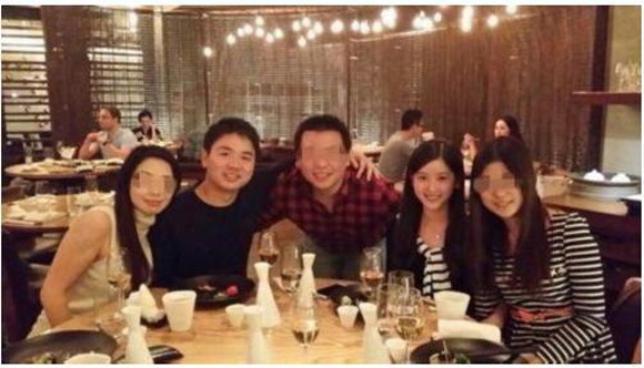 Mọi người cũng lờ mờ có thể đoán được tình cảm của hai người sau một phát ngôn của Chương Trạch Thiên trên trang blog cá nhân của mình hồi đầu năm nay. “Cô bé trà sữa” vốn là người khá kín tiếng và ít có những phát ngôn trên mạng, nhưng vào ngày 24/1, cô chia sẻ một quảng cáo của tập đoàn Kinh Đông, bên cạnh đó còn có thêm một vài dòng nhận xét, nội dung khen ngợi CEO của Kinh Đông hết lời: “Trao đổi sinh viên may mắn lại có cơ hội được tiếp xúc với CEO của tập đoàn Kinh Đông. Lương thiện khiên tốn, trầm ổn điềm tĩnh, nhiệt tình yêu thương cuộc sống. Tin rằng một leader như vậy chính là linh hồn sống của tập đoàn”.