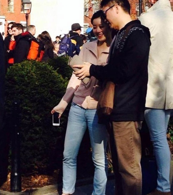  Mới đây, hình ảnh Lưu Cường Đông và Chương Trạch Thiên âu yếm nhau công khai ở nơi công cộng bị phát tán trên Internet, vị đại gia 7X này mới chính thức lên tiếng thừa nhận chuyện tình cảm giữa hai người.  Chiều tối ngày 7/4 vừa qua, Lưu Cường Đông đã viết một status trên trang cá nhân có nội dung như sau: “Tiểu Thiên là người con gái trong sáng lương thiện nhất tôi từng gặp. Tôi sẽ làm hết sức mình để bảo vệ cô ấy. Cảm ơn sự quan tâm của mọi người. Hi vọng sau này chúng tôi có thể nắm tay nhau đi dạo bình thường như các cặp đôi khác.