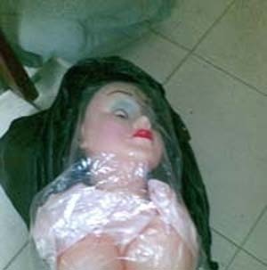 Búp bê tình dục tại cửa hàng H. phố Nguyễn Ngọc Vũ được rao bán với giá 1,2 triệu đồng.