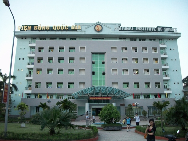 Xuc pham nguoi benh, dieu duong bi xu ly hinh anh